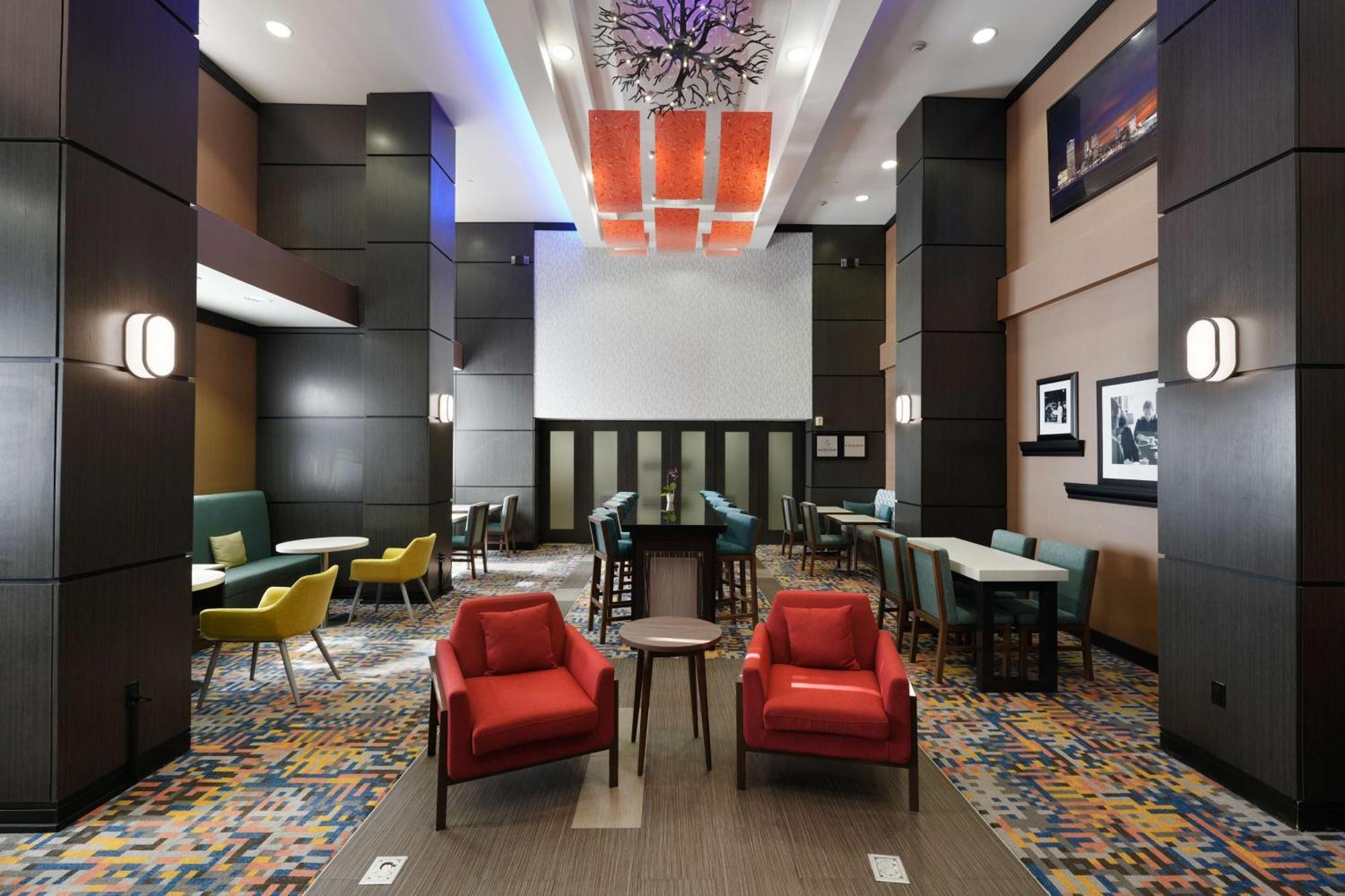 Hampton Inn And Suites Tulsa Central Exterior photo