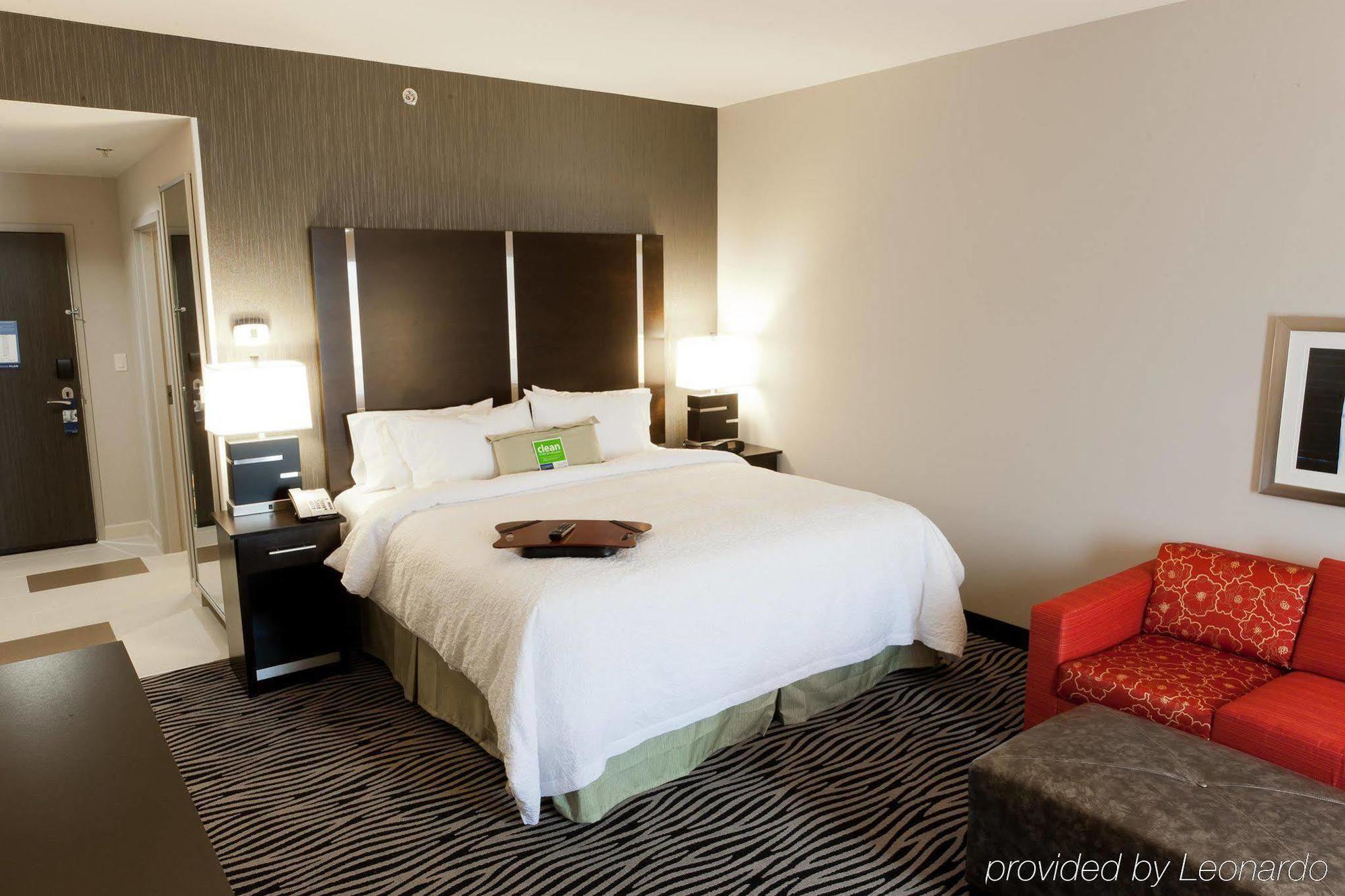 Hampton Inn And Suites Tulsa Central Exterior photo